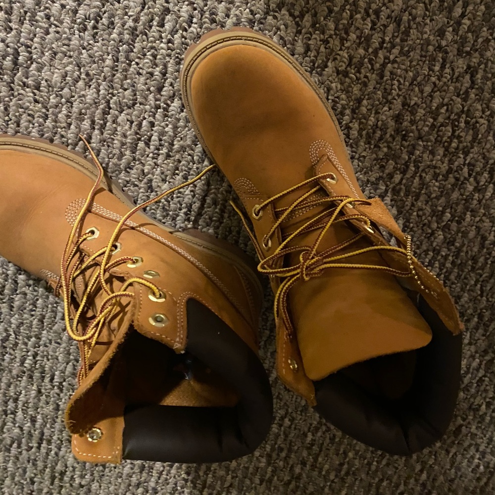 Boys size 7 women’s size 8.5/9 wheat timbs!